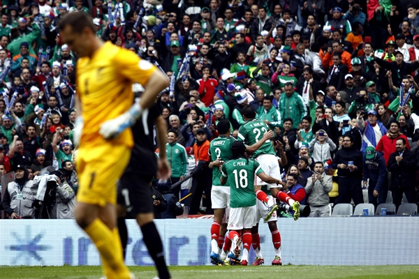 Después de mucho insistir, México abre el marcador y el sueño vive.