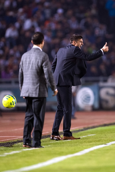 Diego Alonso, se vio tenso durante la primera parte del duelo.