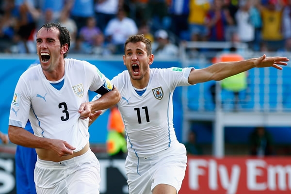 Diego Godín marcó el gol que le dio el pase a Uruguay.
