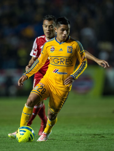 Dieter Villalpando controlaba el balón a medio campo.