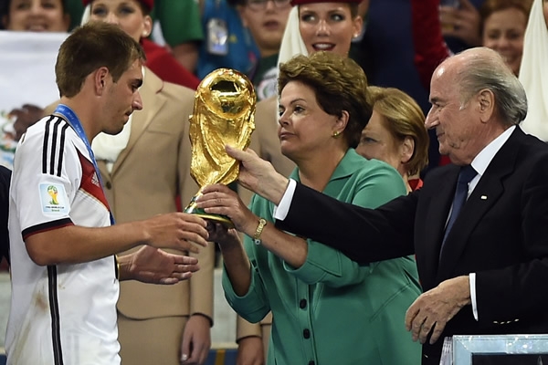 Dilma no mostró gran cara al entregar la Copa.