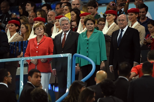 Dilma Rousseff y Blatter entregaron la Copa del Mundo.