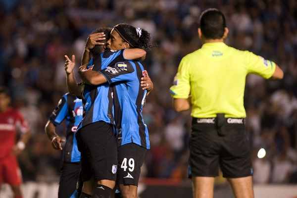 Dinho festejó con Sanvenzzo.