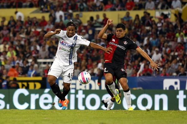 Dinho, siempre con una férrea marca.