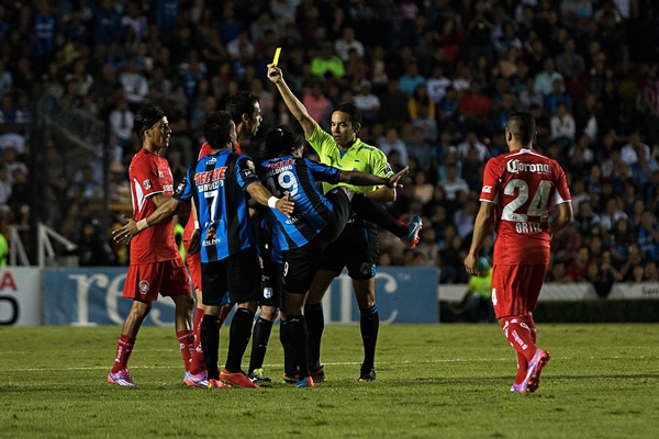 Dinho vio su primera amarilla.