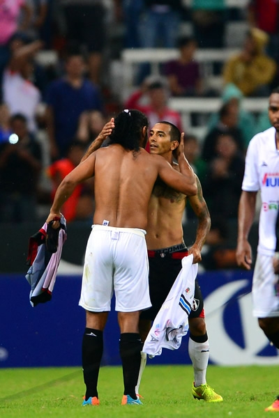 Dinho y Castillo en el intercambio final.