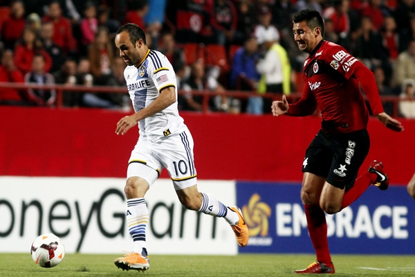 Donovan es bien marcado por los jugadores fronterizos.
