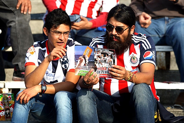 Dos aficionados rivales intercambiaron puntos de vista.