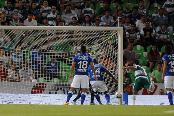 Dos minutos fueron suficientes para que los de casa se fueran al frente.