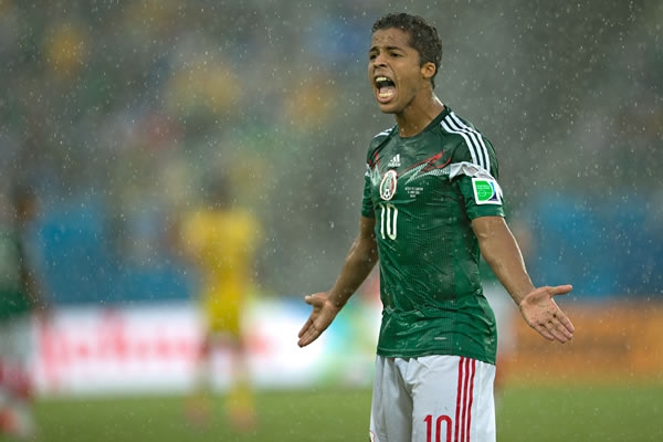 Dos Santos, expresó su malestar luego del gol anulado.
