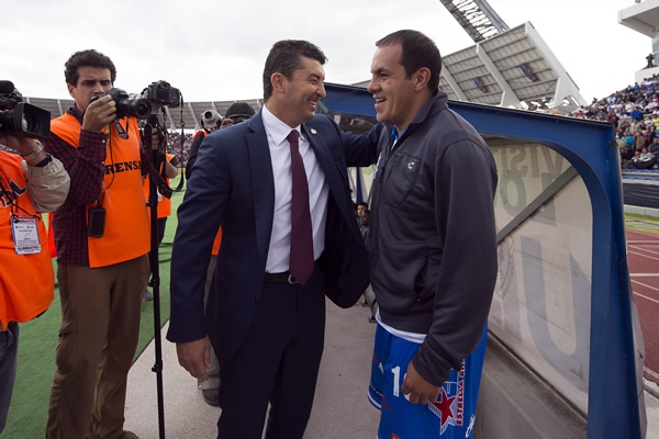 Dos viejos conocidos se dieron la mano.