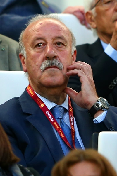 El DT de España Vicente del Bosque presenció el encuentro de la Europa League.