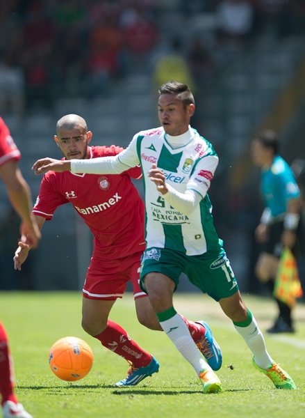 Dura disputa por cada balón.
