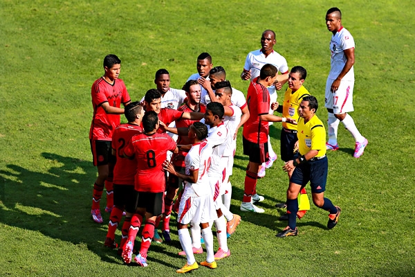 Durante el juego hubo varios conatos de bronca.