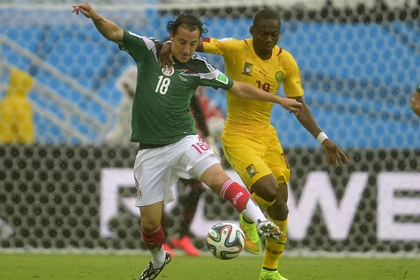 Durante el primer tiempo, Guardado se opacó en el juego.