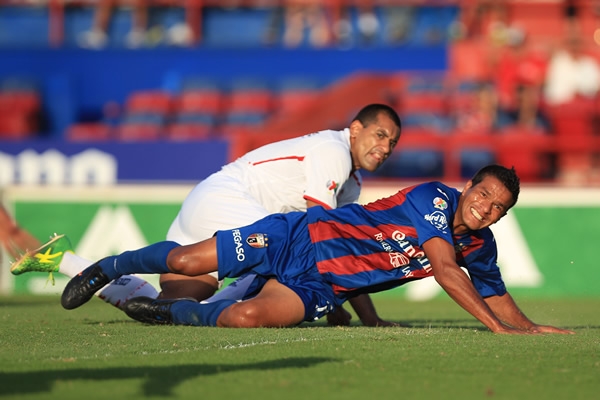 Duras acciones desde el inicio del partido.