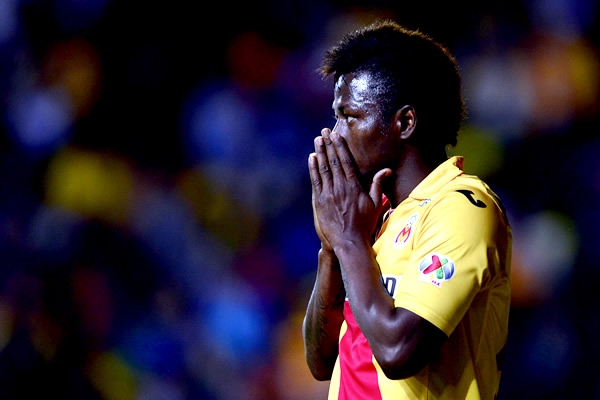 Duvier Riascos es el único delantero de Monarcas, sufre para llegar.