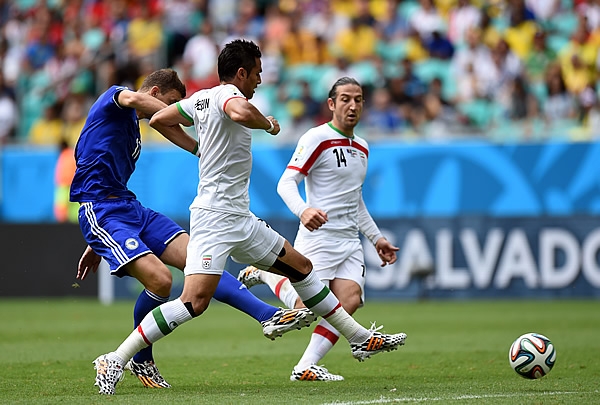 Dzeko controla el balón y anota el primer gol del partido.