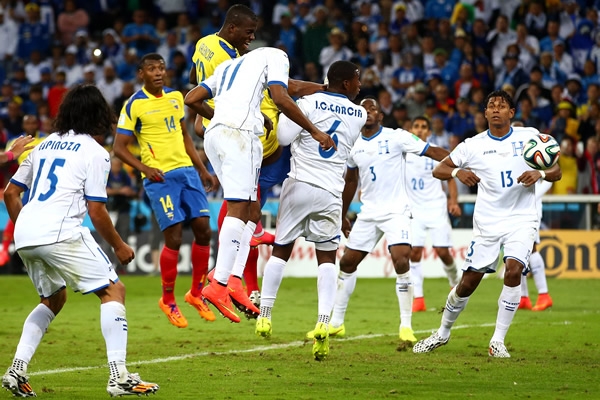 Ecuador se adelanta en el marcador.