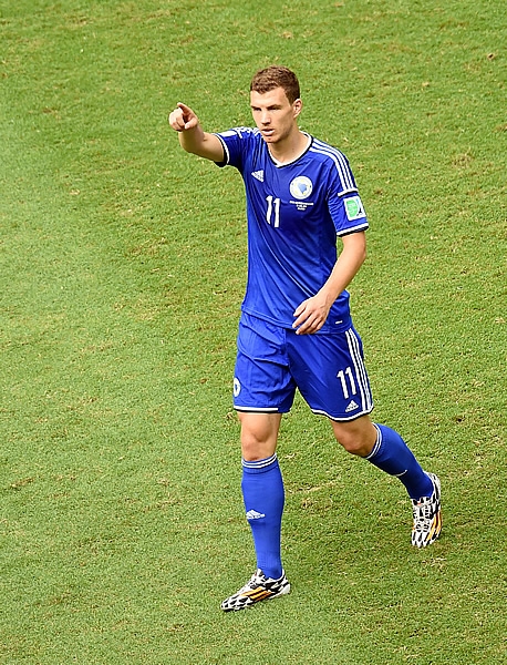 Edin Dzeko agradece tras su anotación en el Fonte Nova.