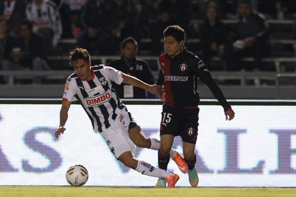 Efraín Juárez y Alfonso González peleando por el esférico.