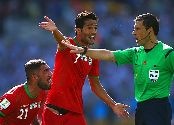 El árbitro central con una actuación limpia y sin dificultades.