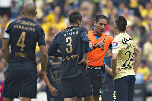 El árbitro estuvo pendiente de las incidencias.