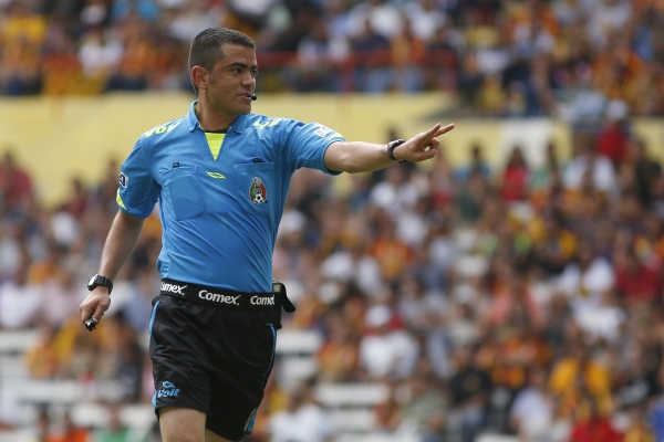El árbitro Miguel Ayala no ha tenido mayores dificultades.