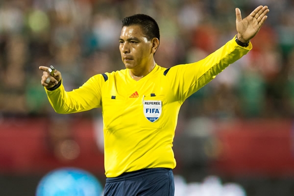 El árbitro Walter López tuvo un trabajo difícil.