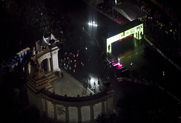 El arco de salida del Maratón lucía esplendoroso a las 05:00 horas.