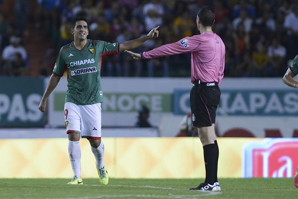 El argentino consigue adelantar tras un remate de Ochoa.