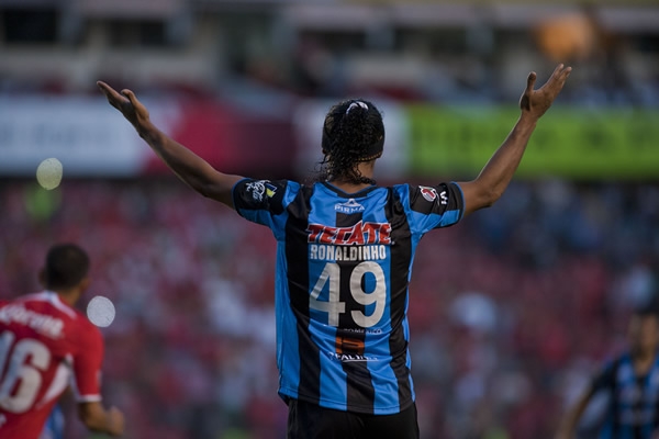 El astro brasileño dio sus trazos mágicos.