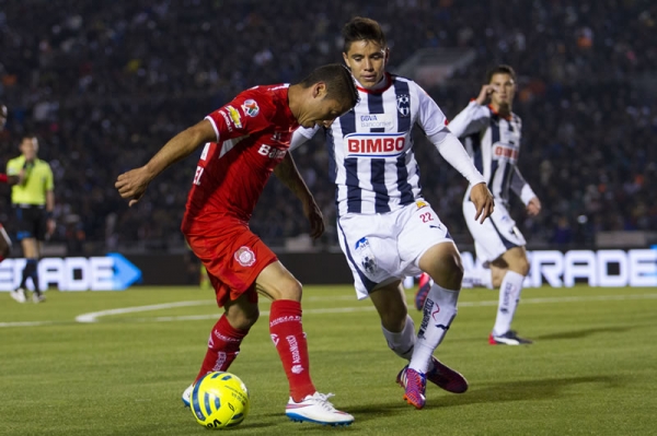 El balón era ferozmente disputado en media cancha.