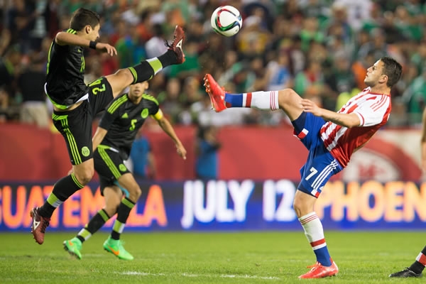 El balón se disputó con todo.