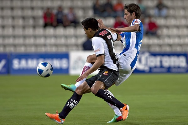 El balón se pelea con mucha fuerza en todo el campo.