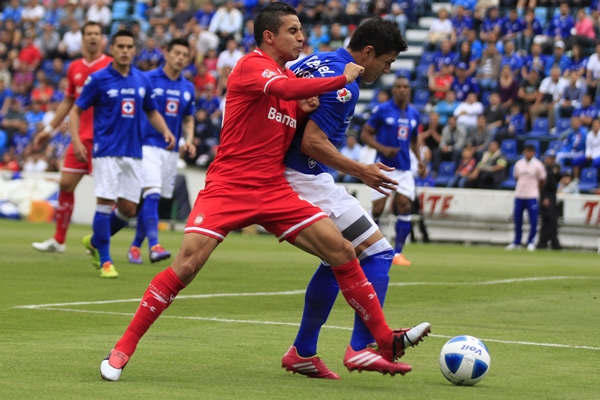 El balón se pelea con mucha fuerza.