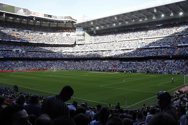 El Bernabéu lucía un lleno esplendoroso por la tarde en Madrid.