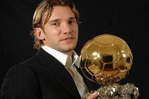 El brasileño Ronaldinho ganó su primer Balón de Oro en 2004.