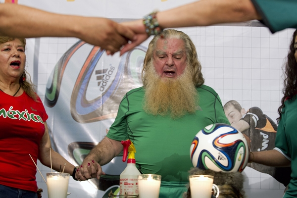 El Brujo Mayor hizo oración por el Tri minutos antes de iniciar el juego.