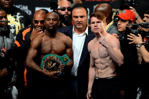 El Campeón lo presumió ante los aficionados mexicanos.