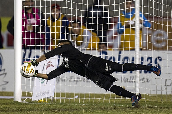 El Chivo Gallardo atajó el penal definitivo.
