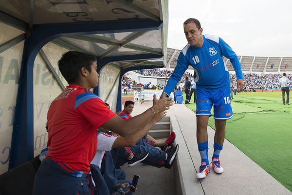 El Cuau saludó a los jugadores de Chivas.