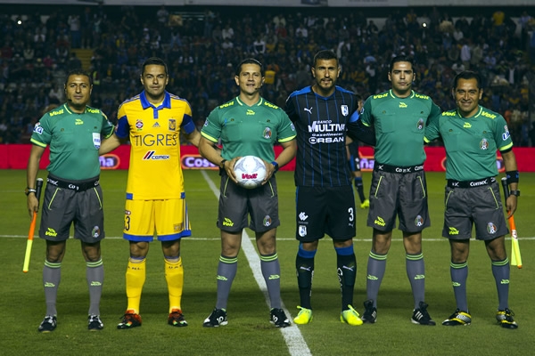 El cuerpo arbitral, por una noche perfecta.