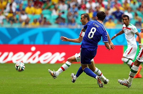 El 8 de Bosnia tiro del lado izquierdo del área haciendo el segundo.