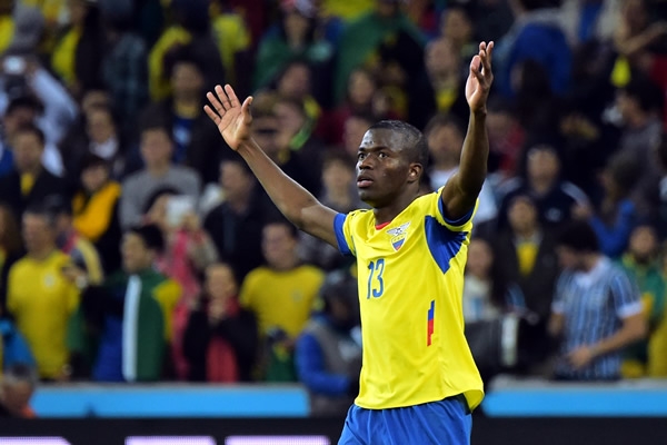 El delantero ecuatoriano marcó su segundo del partido.