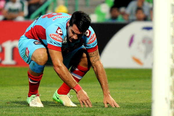 El delantero suplente exhibió su poca actividad.