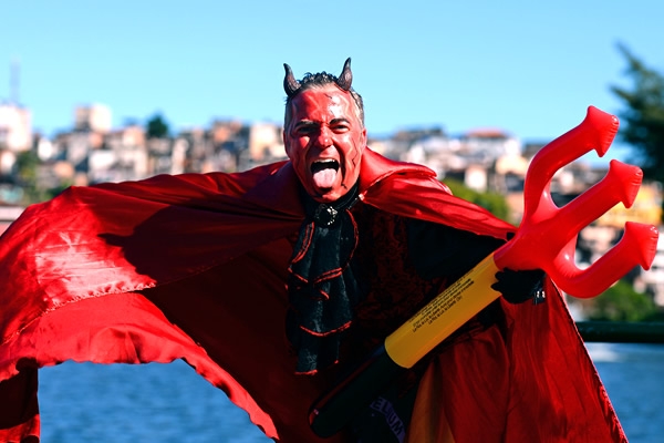 El diablo quiere llevarese a los norteamericanos.