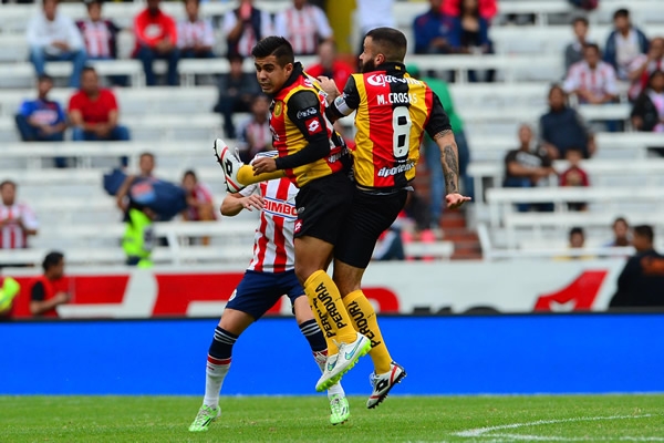 El duelo inició a favor de los Melenudos.