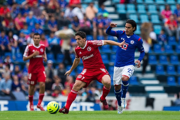 El duelo se mostró parejo en media cancha.
