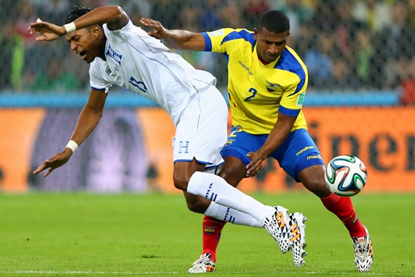 El encuentro comenzó con faltas.